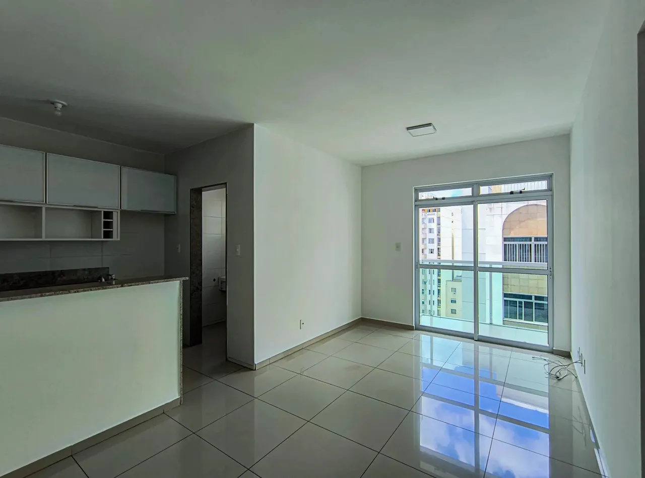 Quarto e sala no Centro com vaga para locação