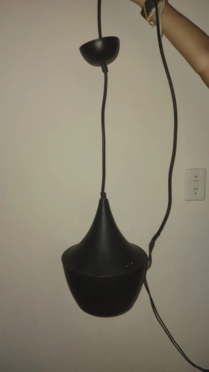 Pendente preto e dourado