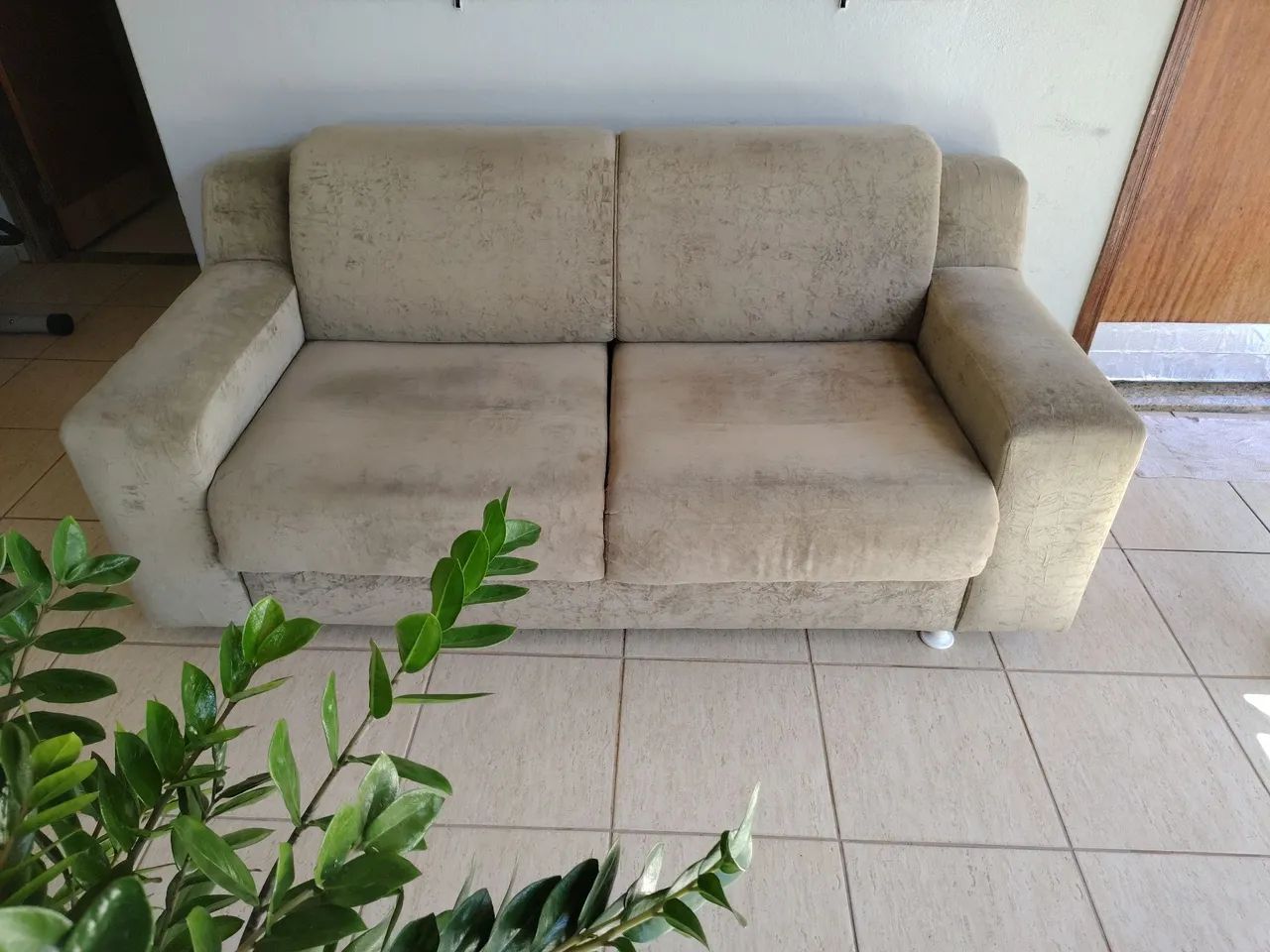 Sofá de 2 Lugares em Suede Bege