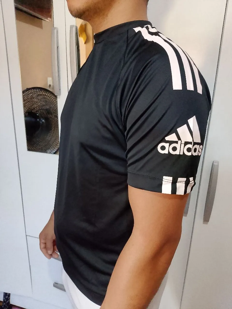 Camiseta Adidas Masculina Preta com Detalhes Brancos