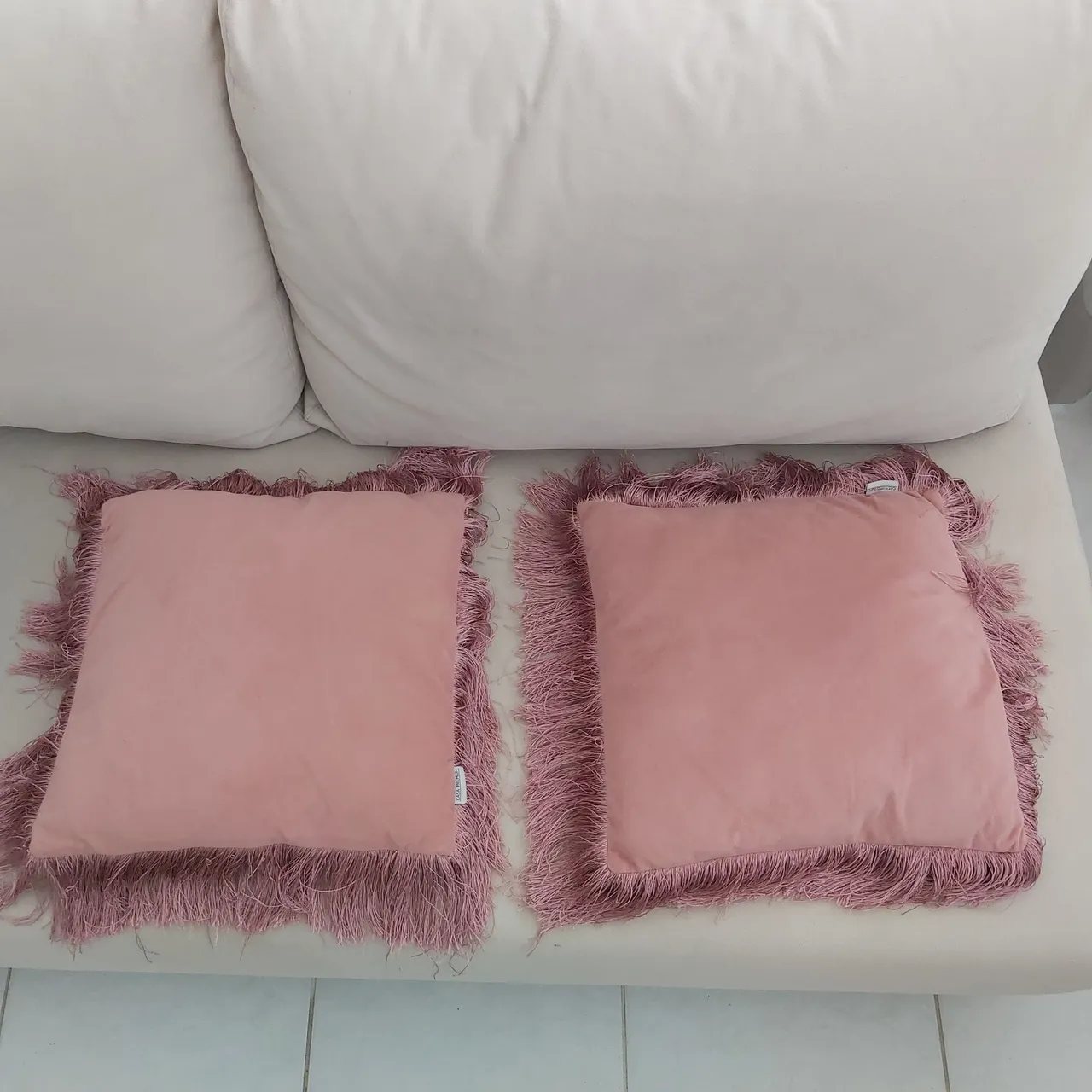 Duas almofadas com franjas rosa tecido suede