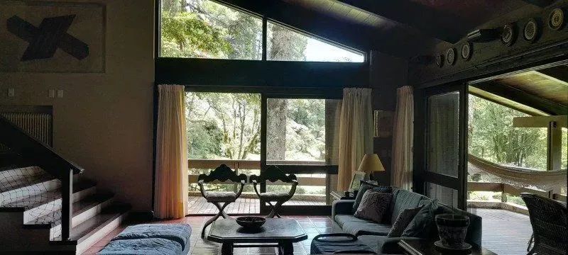 BELÍSSIMA RESIDÊNCIA, JUNTO AO LAGO NEGRO EM GRAMADO. 3 dormitórios, 350 m2, suite, living - Foto 5