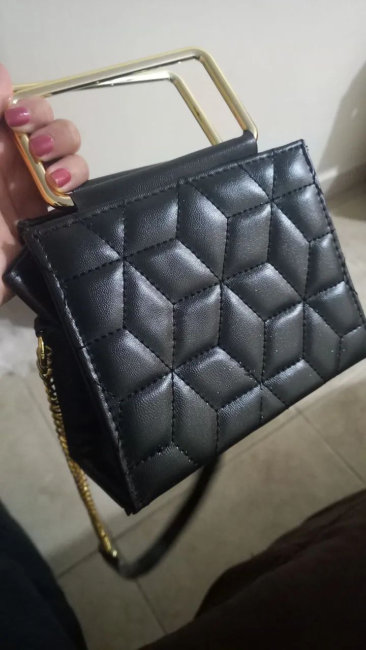 Bolsa preta com alça dourada e corrente - Foto 2
