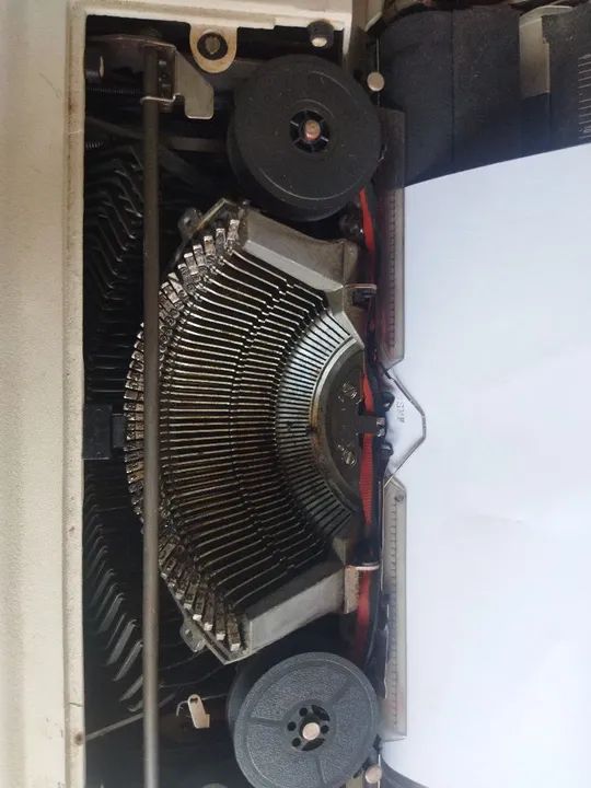 Máquina de escrever Olivetti Studio 46 - Foto 5