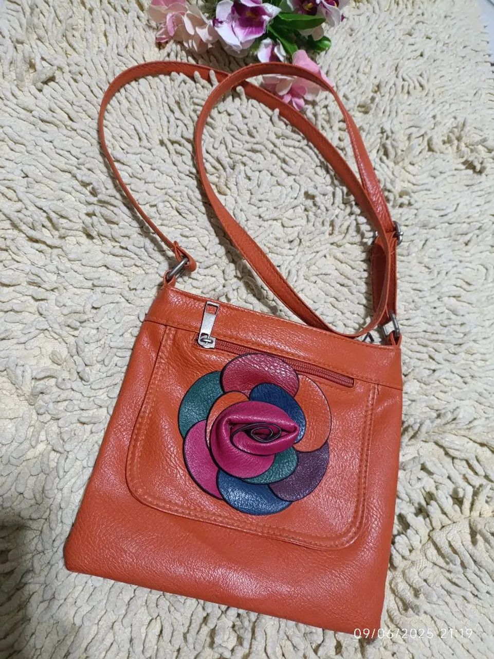 Bolsa de ombro laranja com detalhe floral