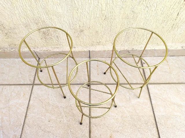 Suporte para Vaso ou Extintor Dourado Conservado.