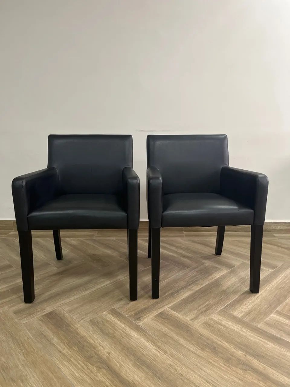 Par de Poltronas de Couro Tok & Stok - Elegantes e Confortáveis
