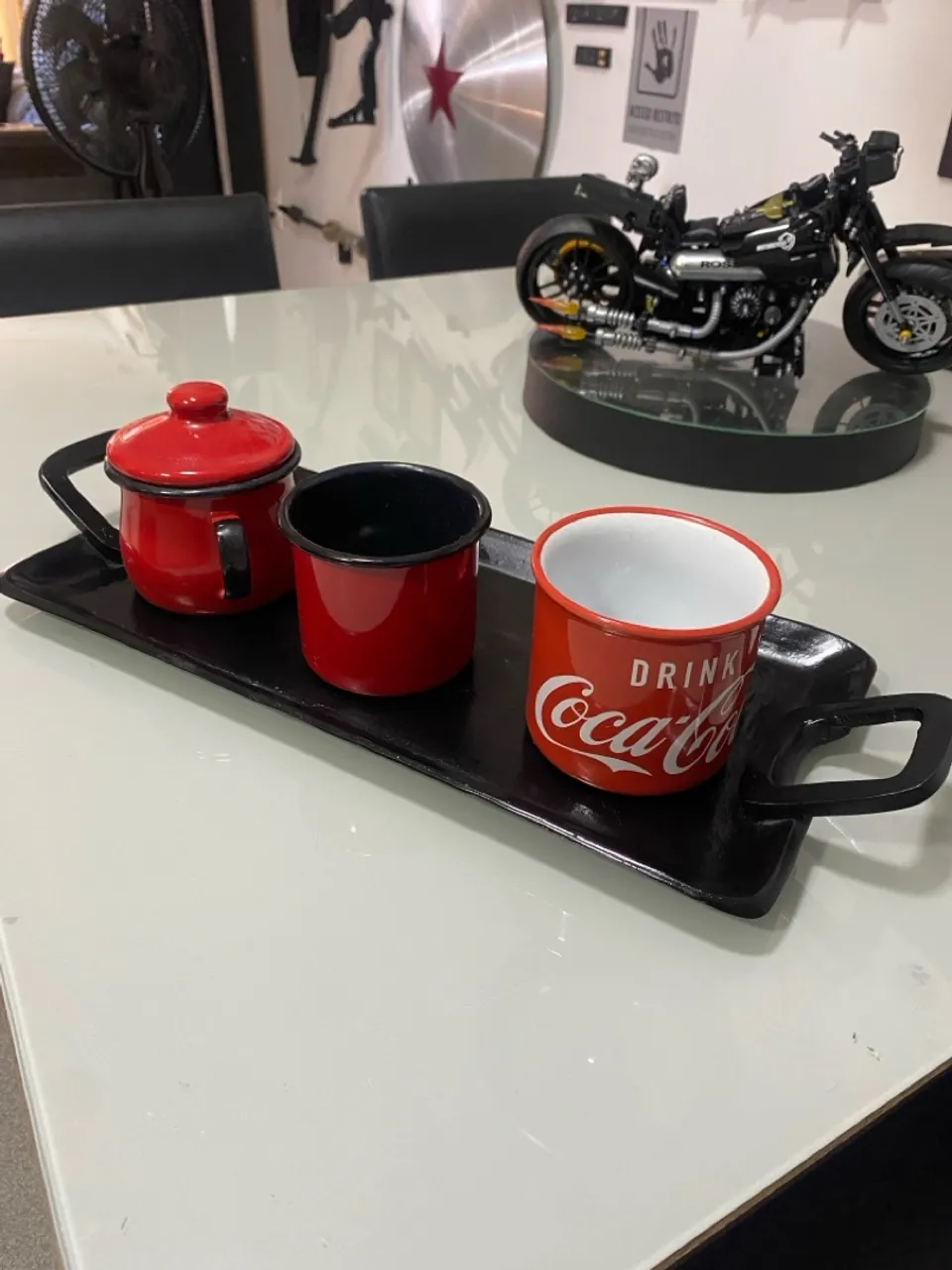 Kit Vintage: Caneca Coca-Cola + Caneca Retrô + Açucareiro + Bandeja Moderna Cerâmica ?
