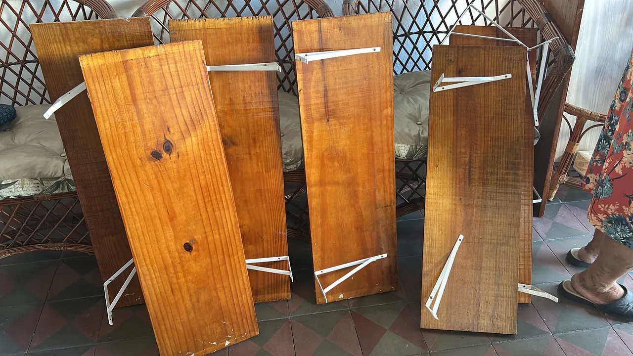 Prateleiras de madeira com suporte