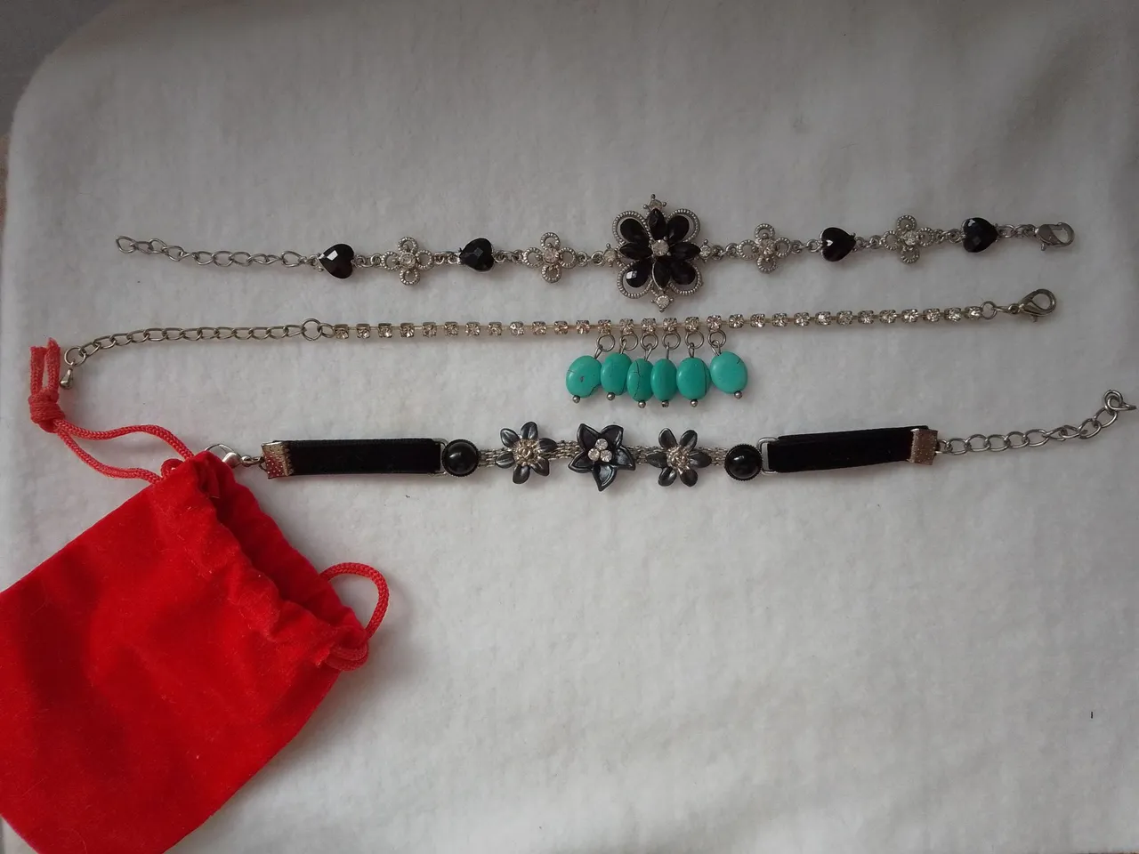 Conjunto de pulseiras com flores e pedras turquesa