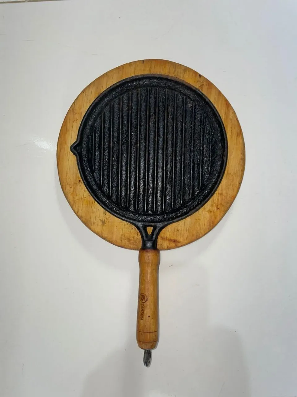 Chapa Grill Redonda em Ferro Fundido com Cabo de Madeira 22cm