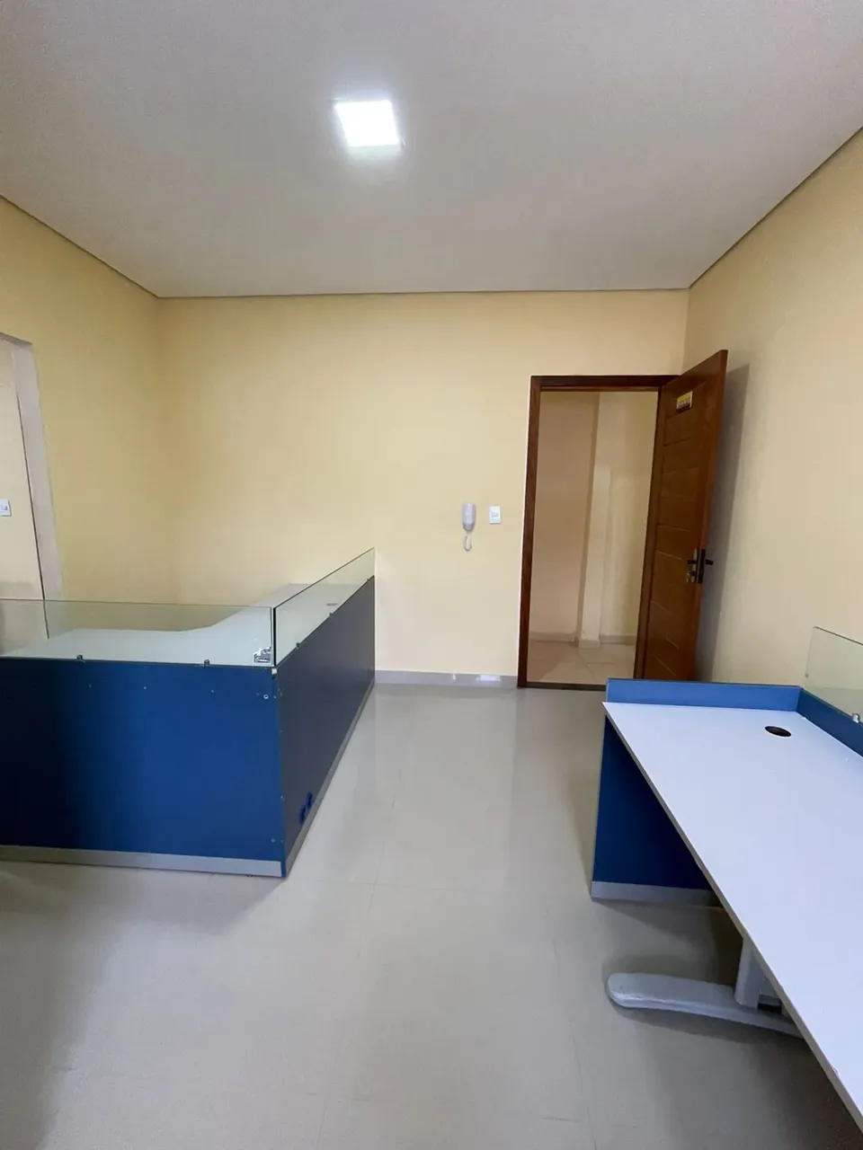 ALUGO ÓTIMA SALA COMERCIAL MOBILIADA NA CACHOEIRINHA.