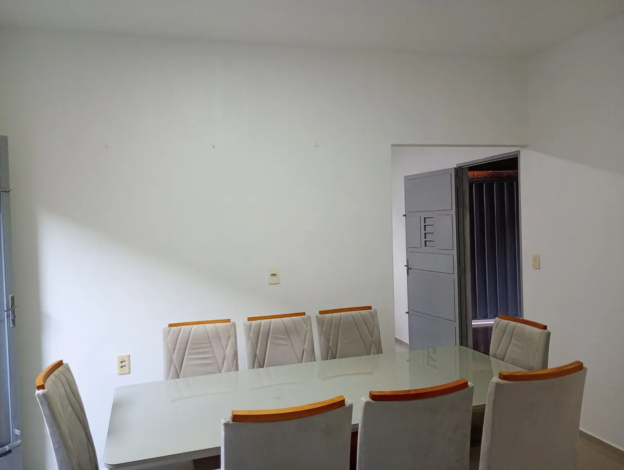 Mesa de jantar com 8 cadeiras