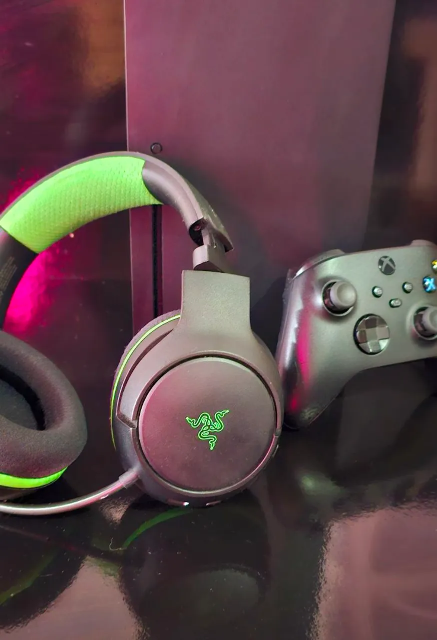 Xbox Series X 1TB + Headset Razer Kaira Wireless + Bateria para Controle - Impecável!