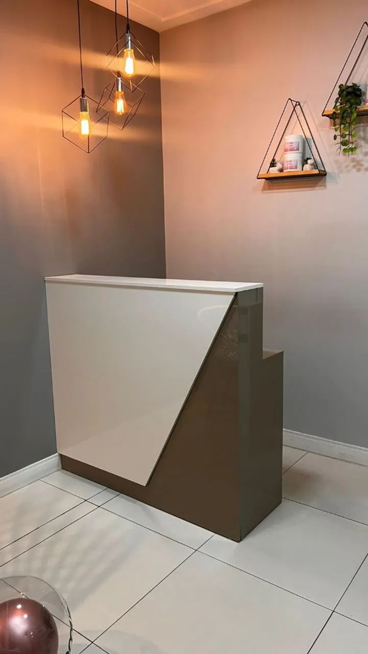 Balcão para loja ou recepção, moderno e elegante. Branco e Cinza.