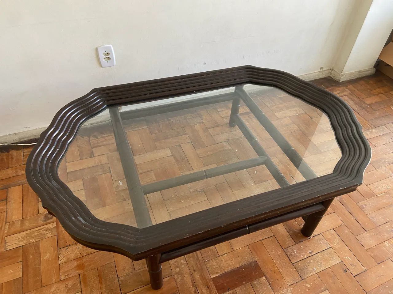 Mesa de centro elegante em madeira e vidro