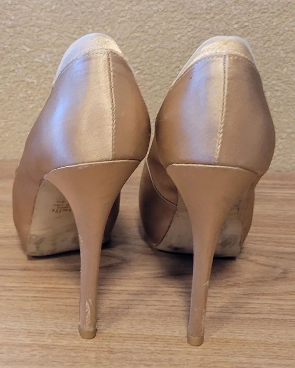 Salto alto bege de cetim número 35 Datelli  - Foto 6