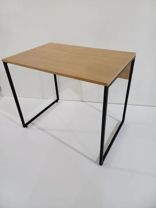 Mesa de Escritório Moderna com Estrutura em Metal