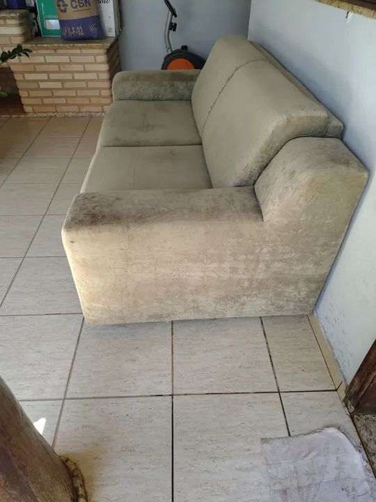 Sofá de 2 Lugares em Suede Bege - Foto 2