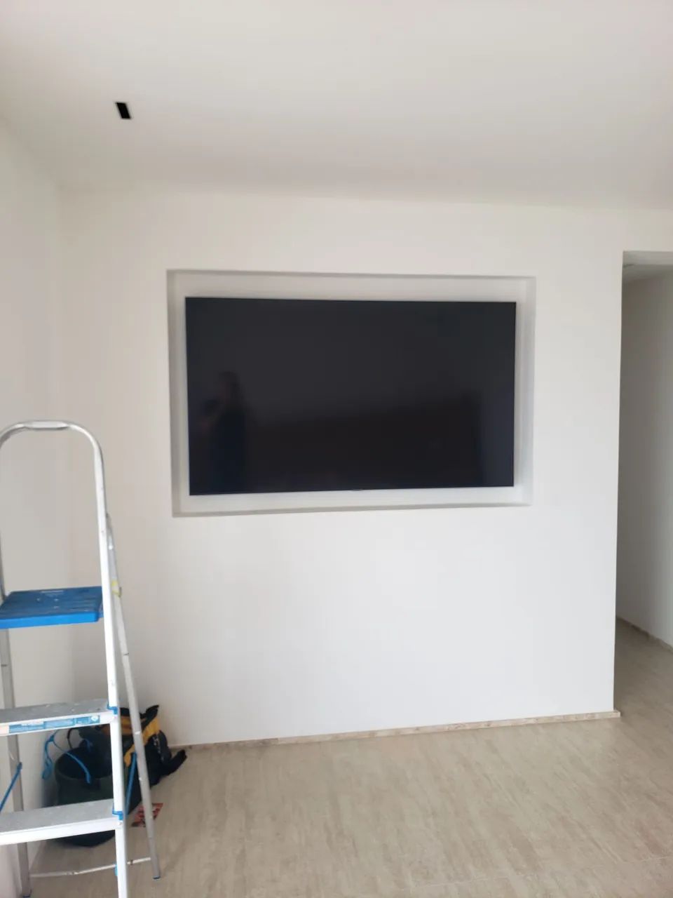 Instalação de tv em suporte 