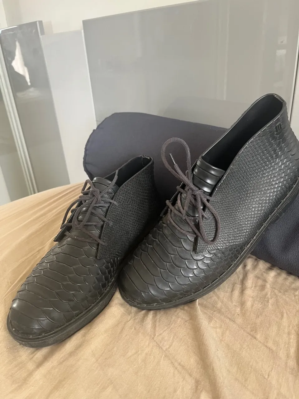 Botas pretas com textura de cobra