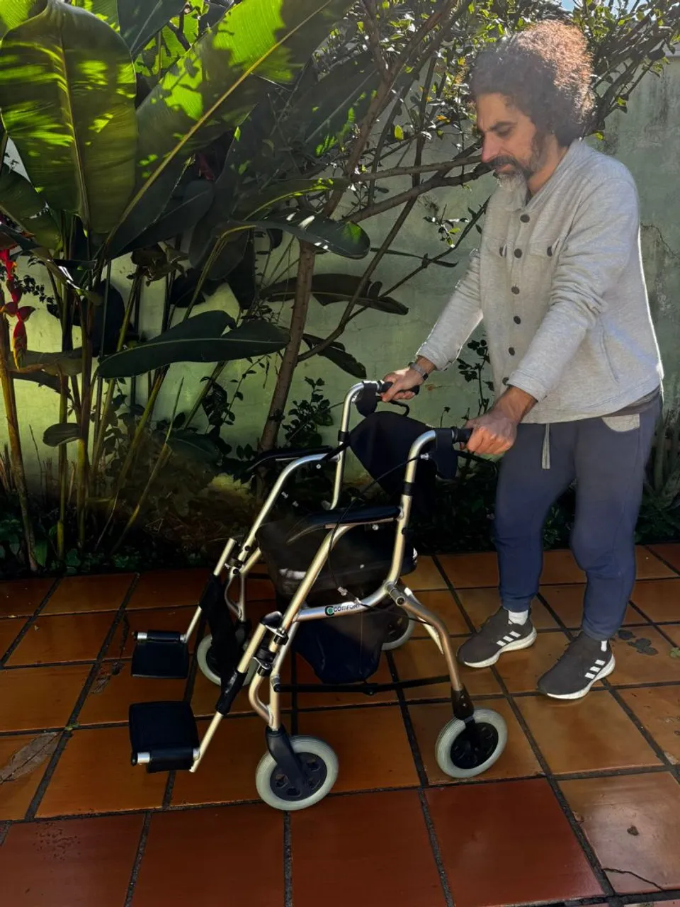 Andador com Assento Confortável e Durável