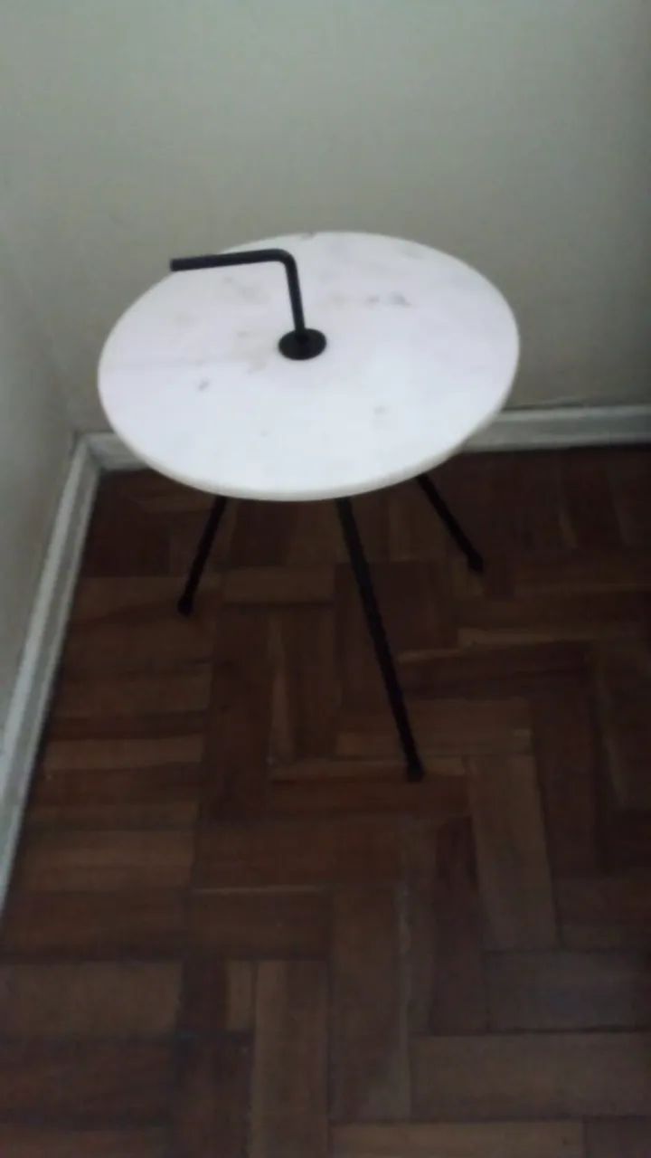 Mesa lateral com tampo de marmore pés metálicos - Foto 4