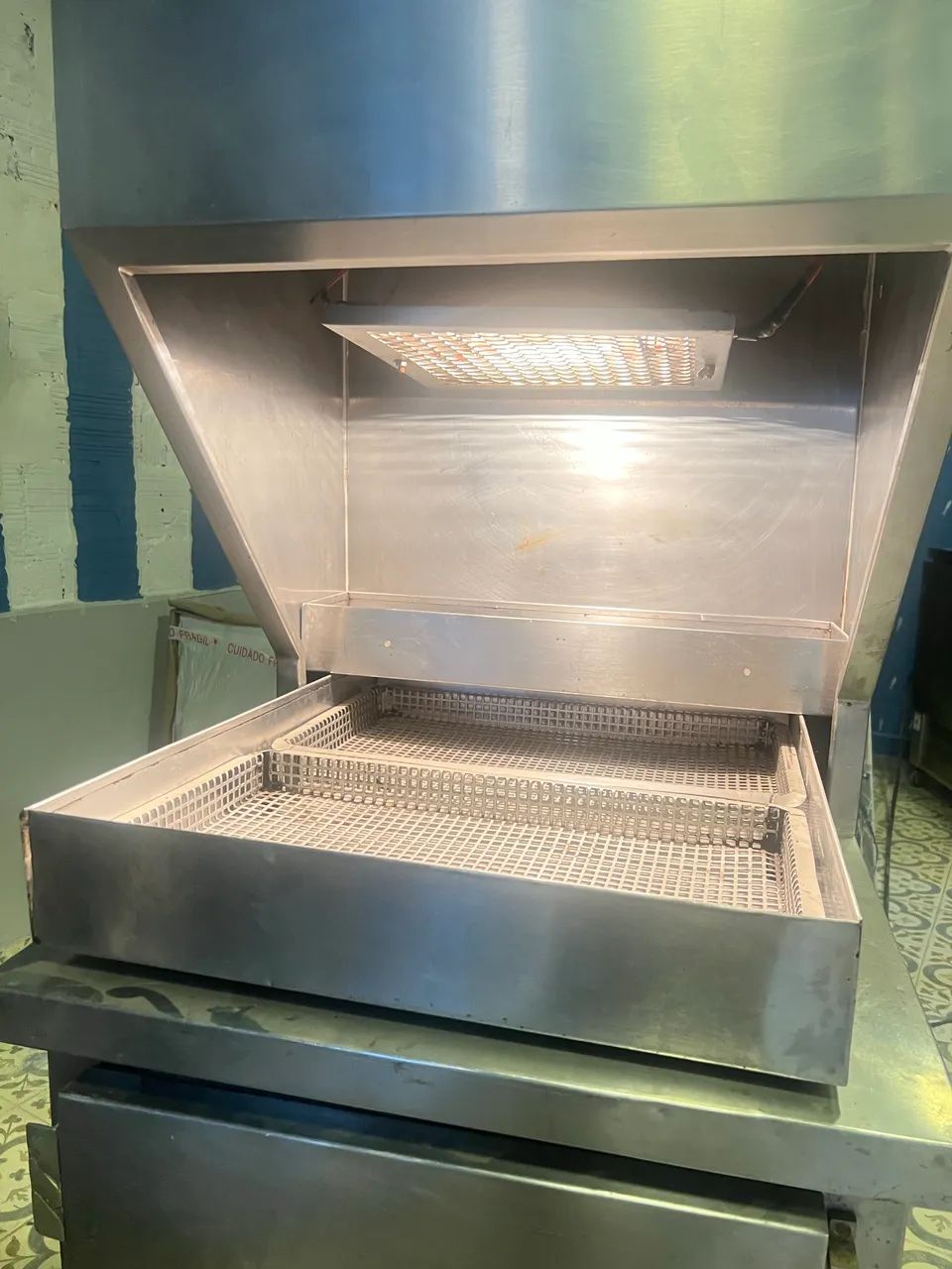 Conservadora de alimento e refrigerador 