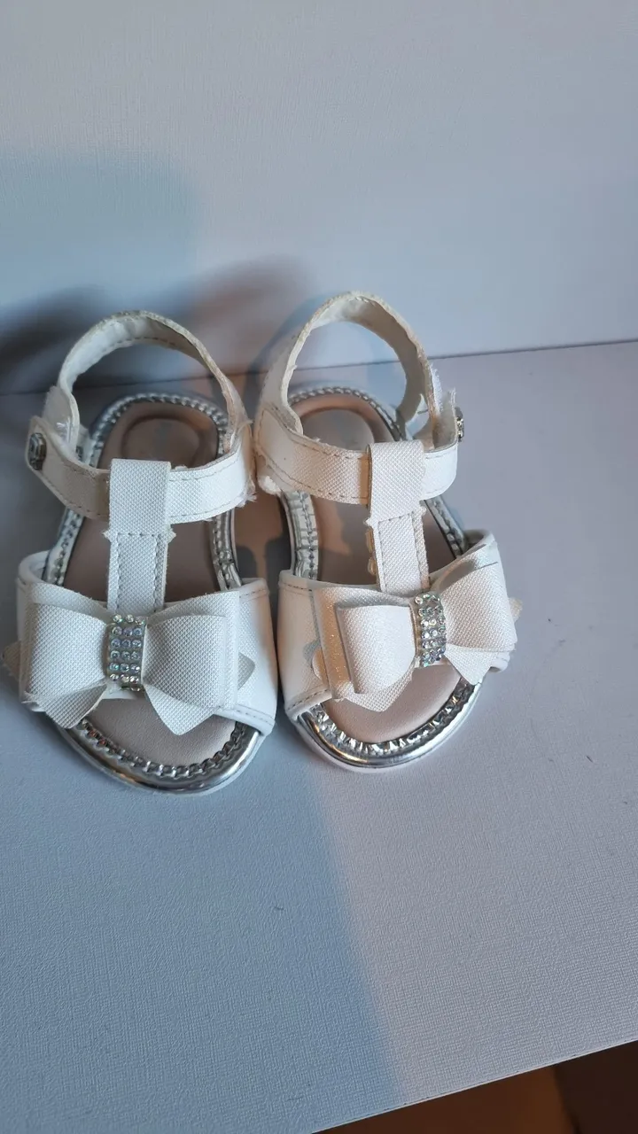 Sandálias de bebê com laço e strass Pimpolho tamanho 17- Novas!
