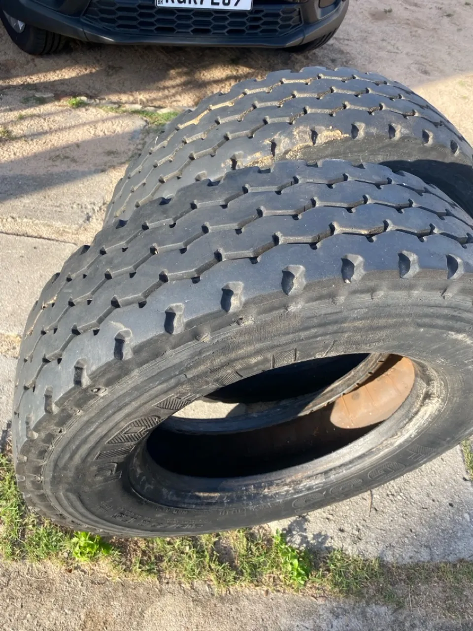 2 PNEUS 215/75R17.5 RECAPADOS SEMI-NOVOS