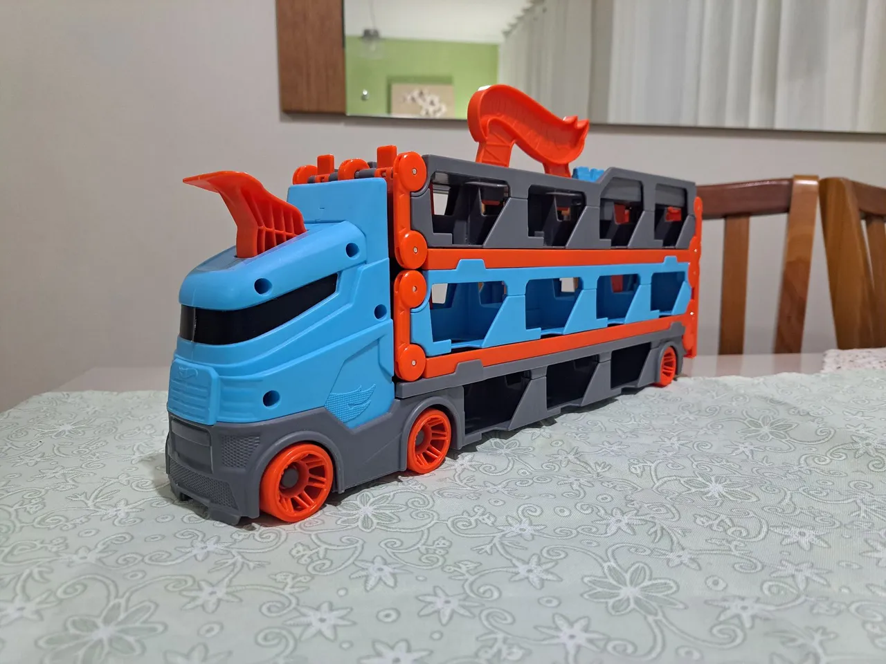 Caminhão Transportador de Carrinhos e pista hot wheelsInfantil