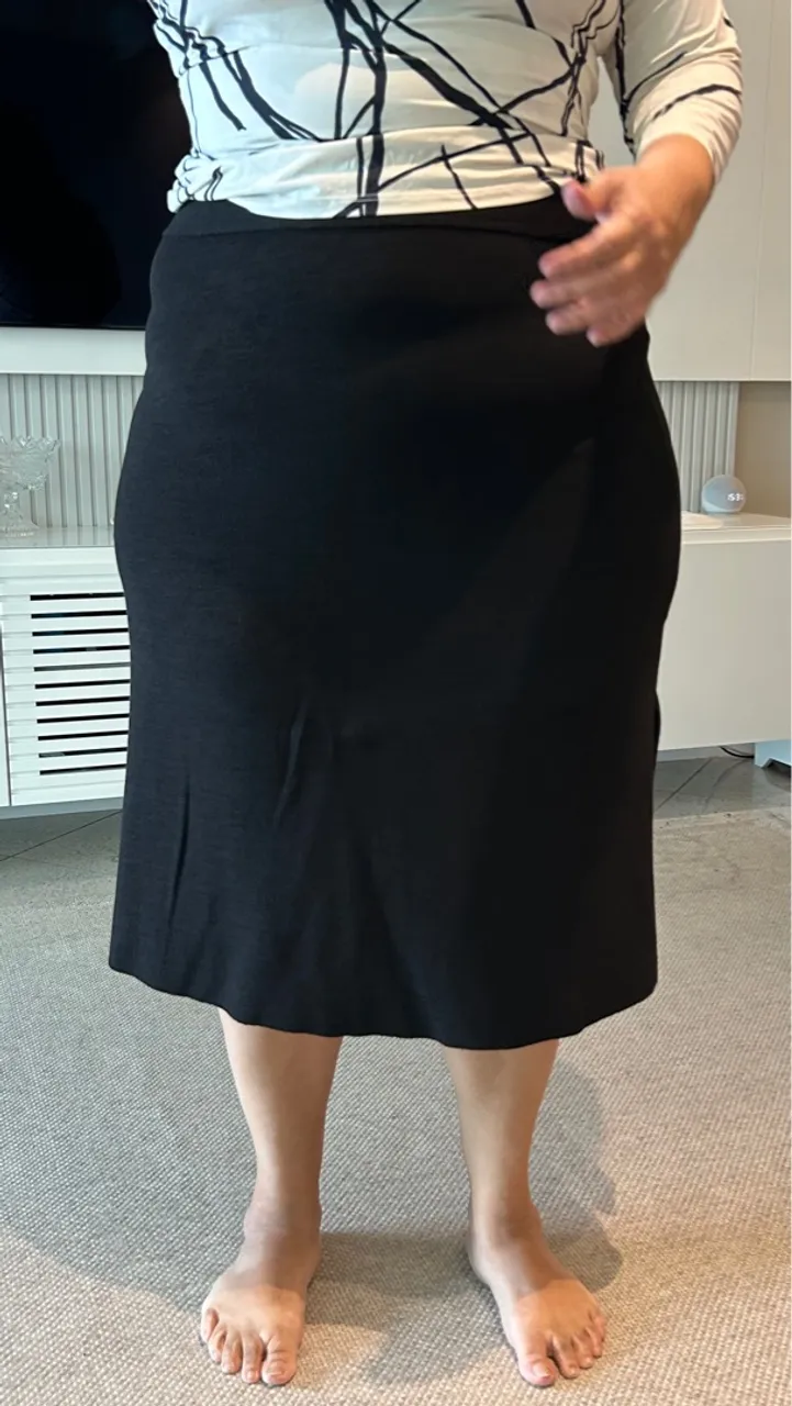 Saia preta elegante com fenda bilateral