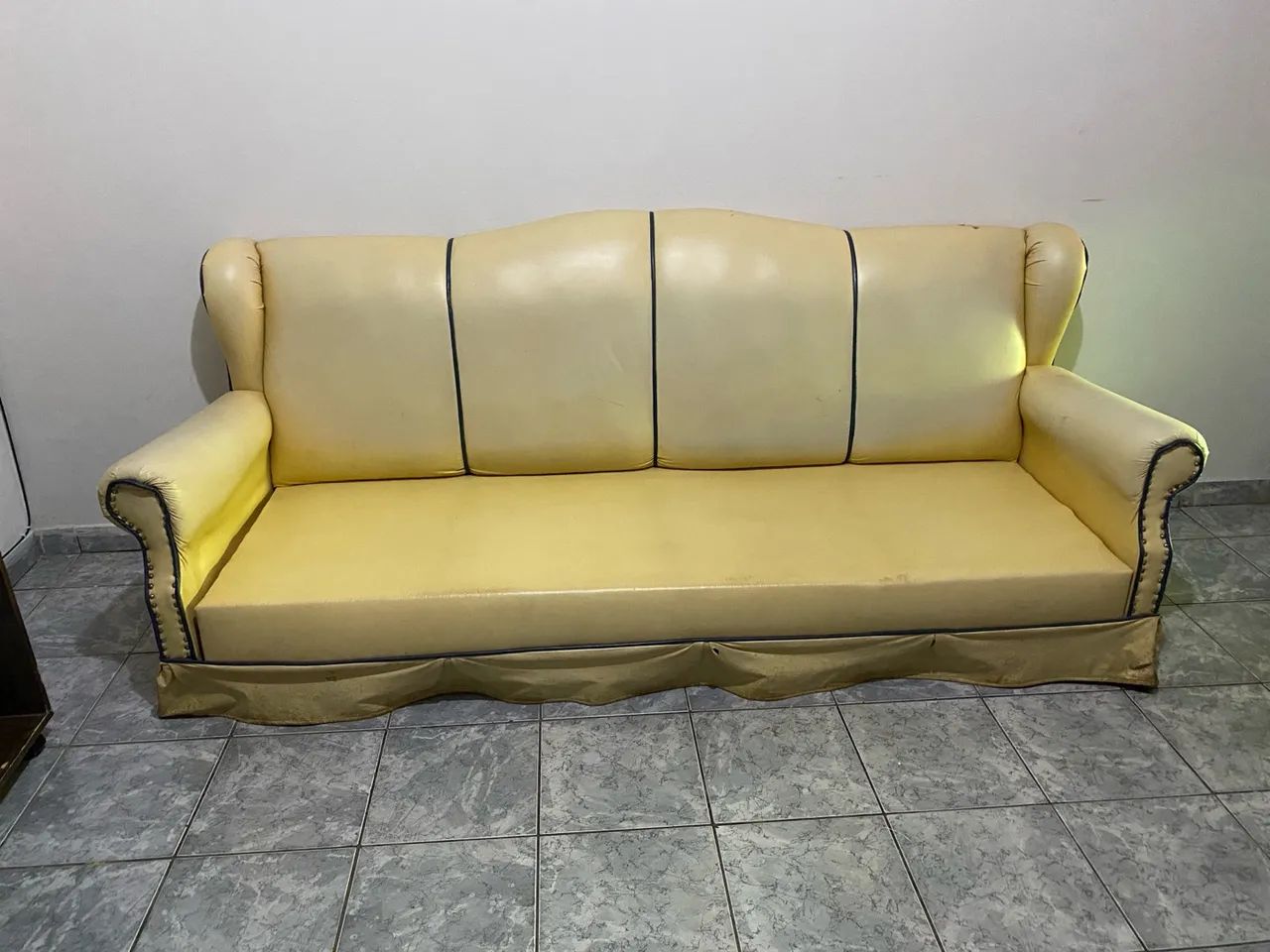 Sofá Clássico Amarelo 3 Lugares