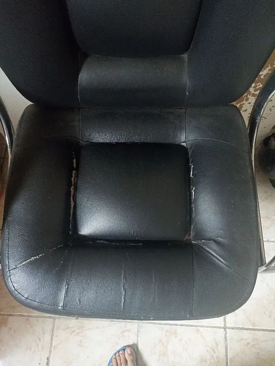 Cadeira de Escritório Preta Giratória com Rodinhas - Foto 2