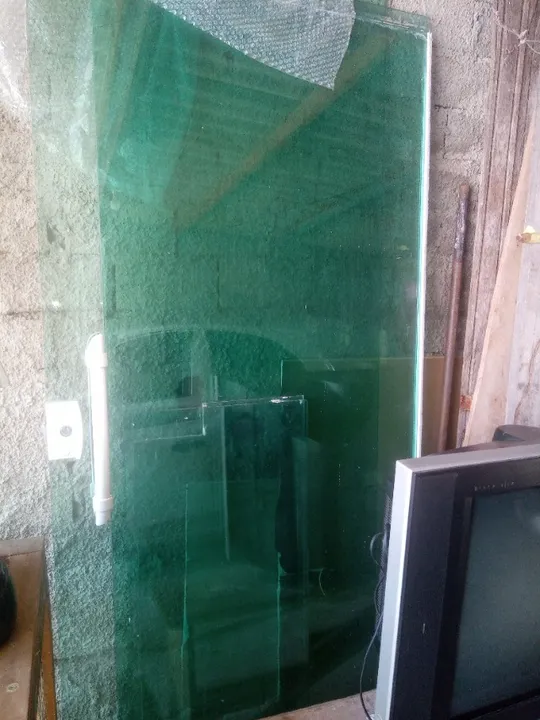 VENDO 3 VIDROS BLINDEX VERDE COM FECHADURA e (1) TV 29 POLEGADAS