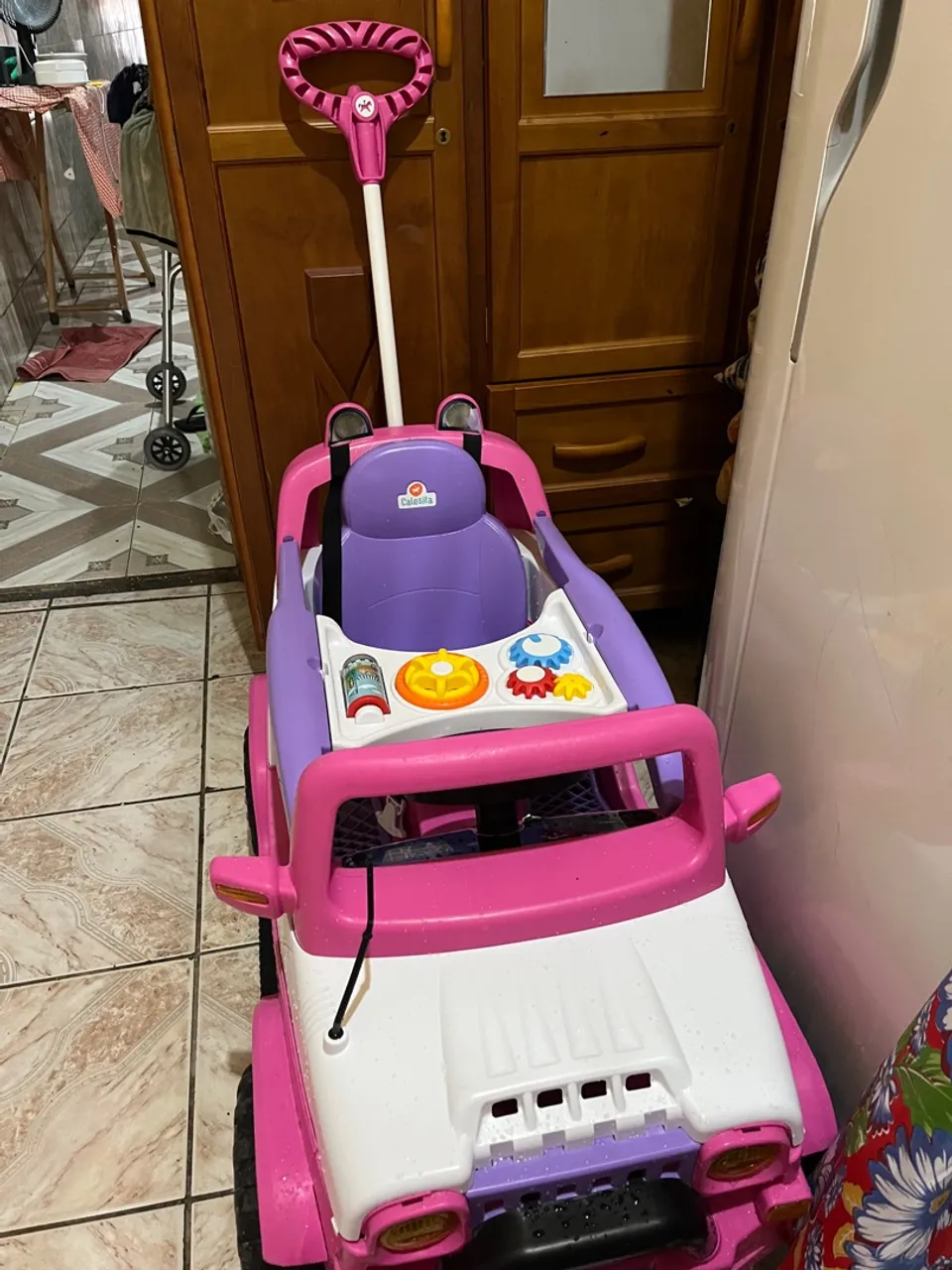 Carrinho Criança de Passeio Calesita Caminador com Pedal e Haste Empurradora Cor Rosa