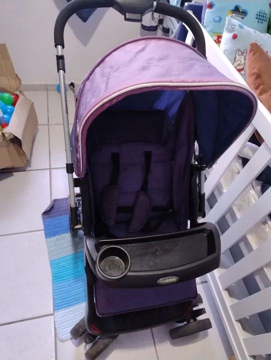 Carrinho de bebê com bebê conforto 