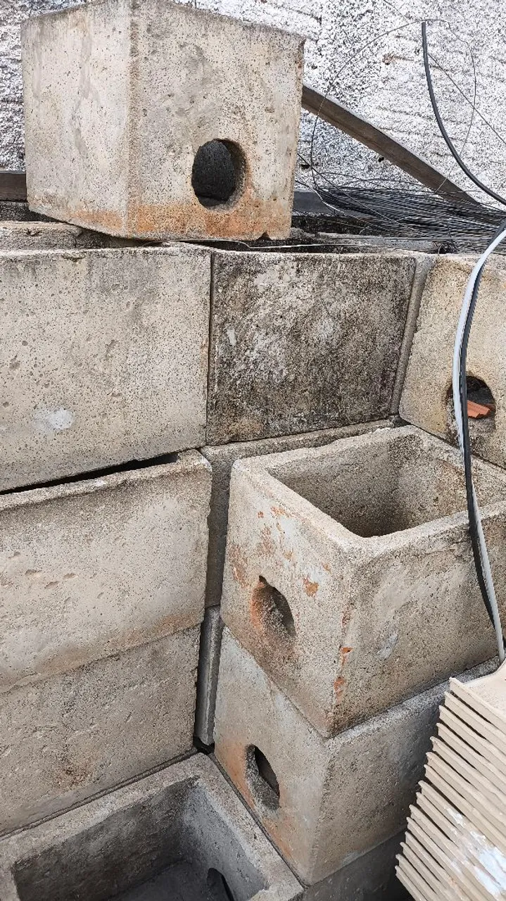 Caixa de esgoto e passagem de concreto
