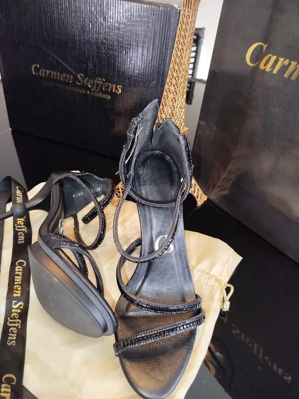 Sandália Carmen Steffens preta com pedrarias