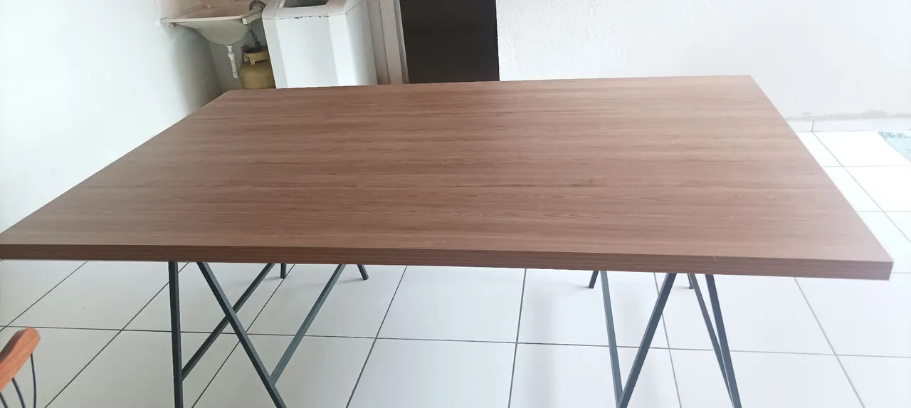 Mesa de MDF com estrutura de ferro