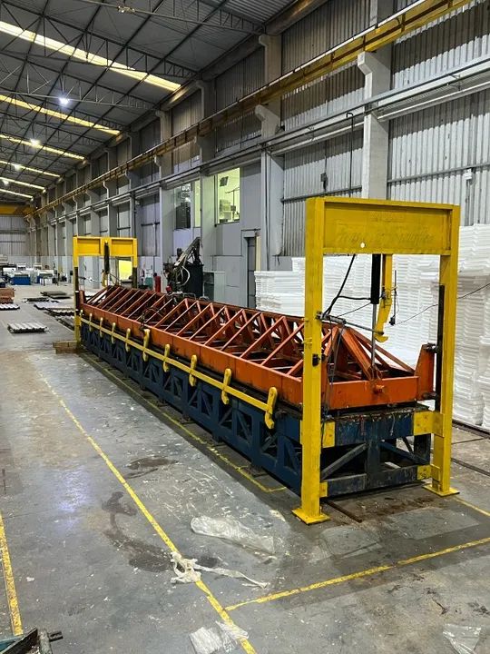 Injetora de PU e PIR + Prensa de 12 metros + Moldes para telhas e painéis.