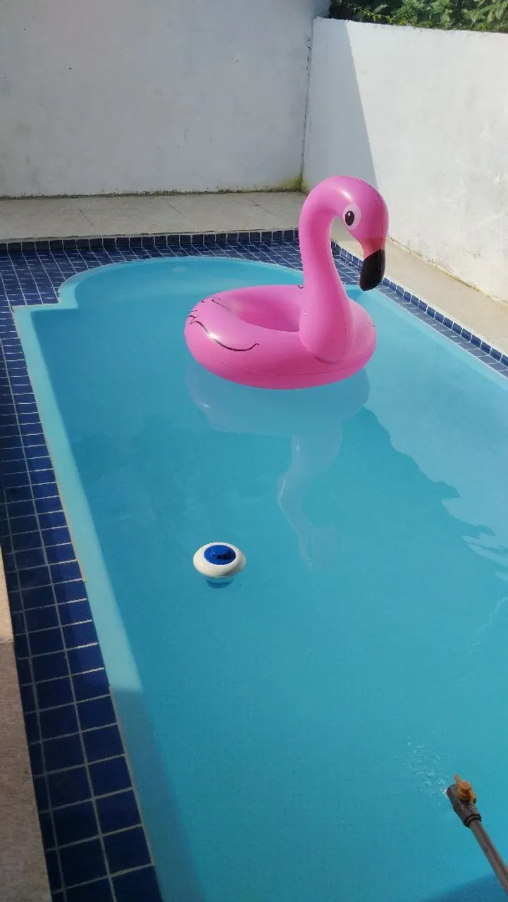 Casa simples de temporada com piscina. 