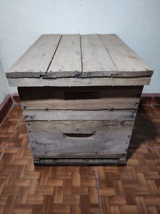 Caixa de abelha em madeira para Apicultura Rural.