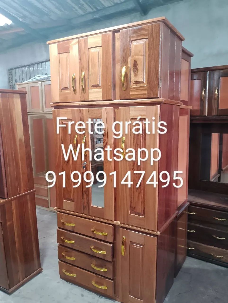 Guarda roupa com maleiro todo de madeira 