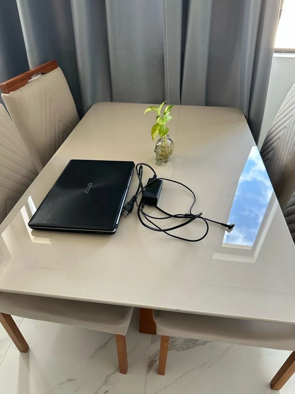 Mesa laqueada 4 cadeiras 