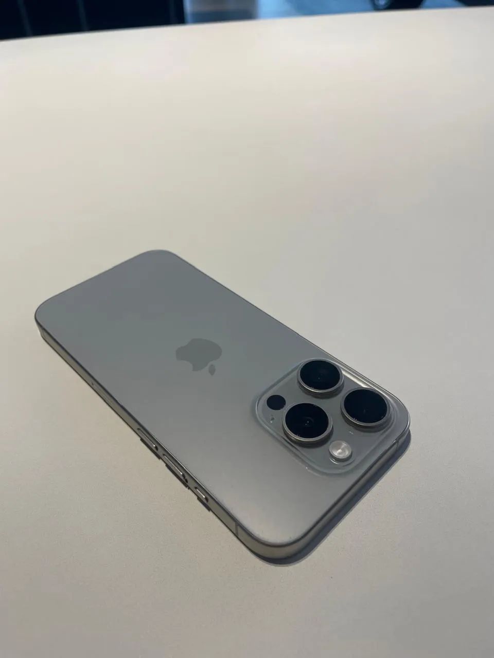 Iphone 15 pro cinza titanium 128gb apple - Foto 4