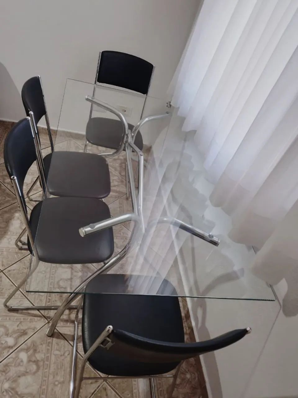 Vende-se mesa de vidro com 04 cadeiras 