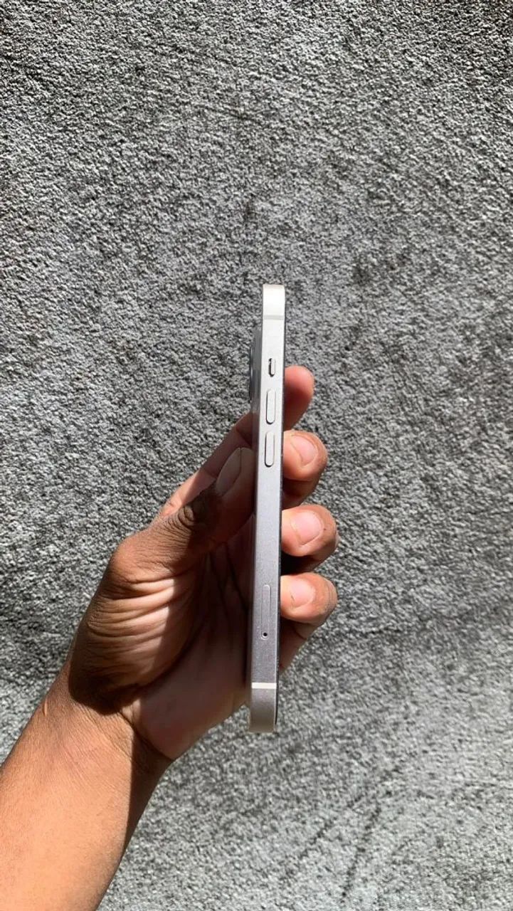 【美品】iPhone 13 ホワイト　128gb Apple iPhone 13 128GB 5G - Vitrine - tela Super Retina XDR OLED