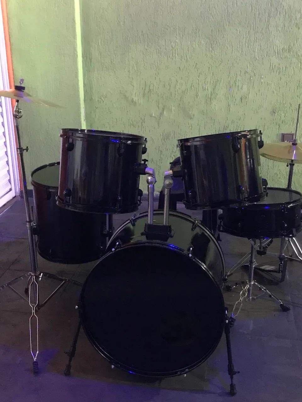 Bateria com ferragens e pratos novos .