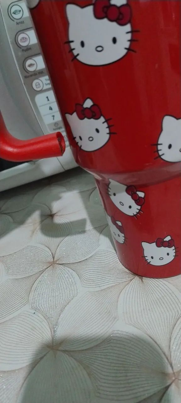 Garrafa de 1L da hello kitty vermelha temu, com defeito - Foto 5